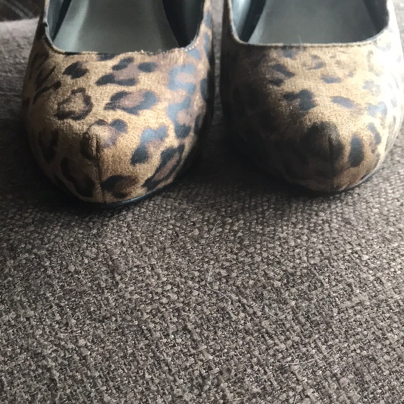 Leopard Pumps - Picture 5 of 7